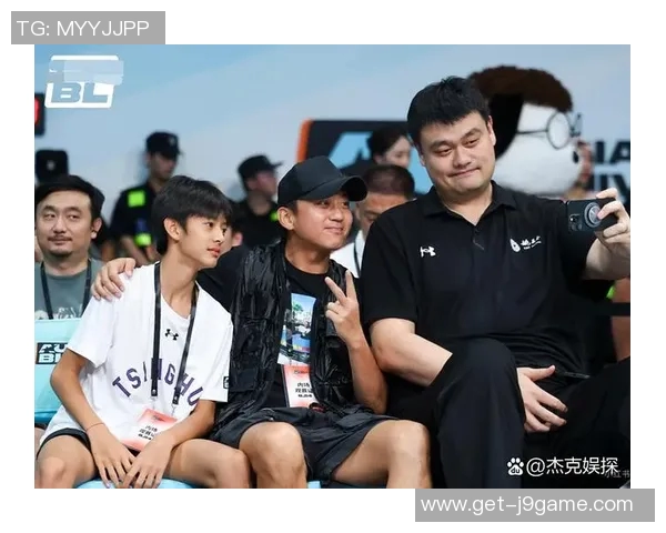 邓超与余文乐明星篮球赛精彩对决引发粉丝热潮共同展现运动魅力与友谊精神